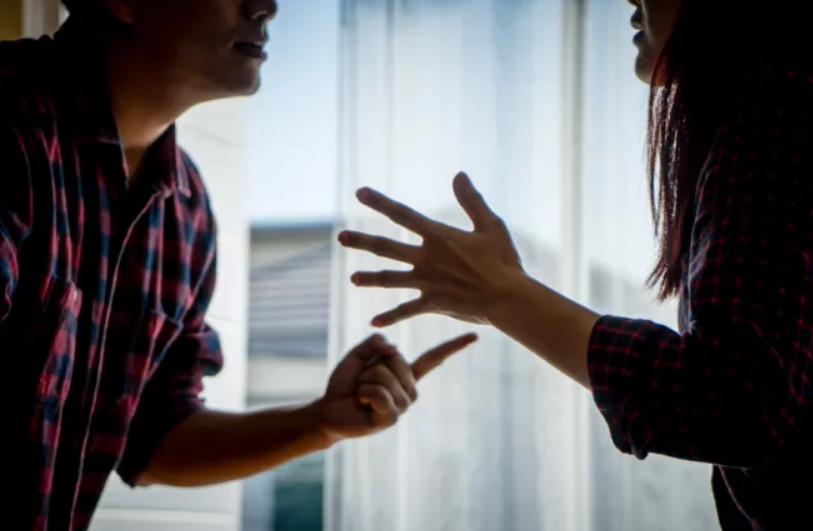 δεν-μου-δίνει-διαζύγιο-ενώ-μένουμε-σαν-αδέρφια- δεν-μου-δίνει-διαζύγιο-ενώ-μένουμε-σαν-αδέρφια-