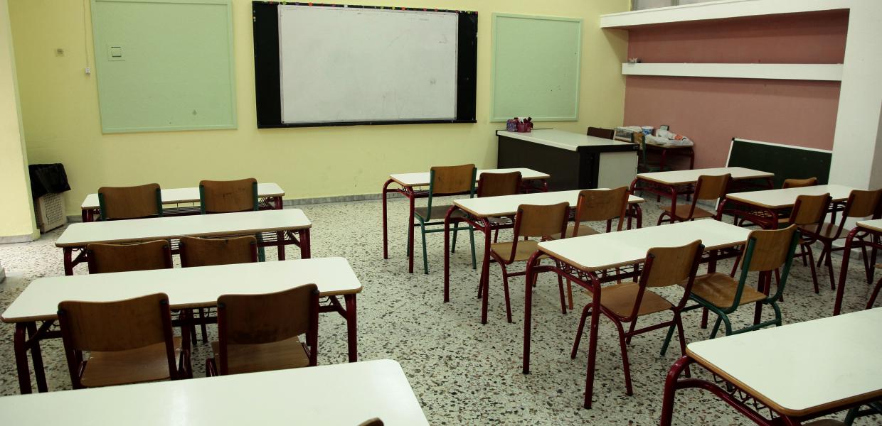 Μητέρα πήγε να πάρει τους βαθμούς και έριξε μπουνιά σε εκπαιδευτικό – Η Πεθερά της τραβούσε βίντεο