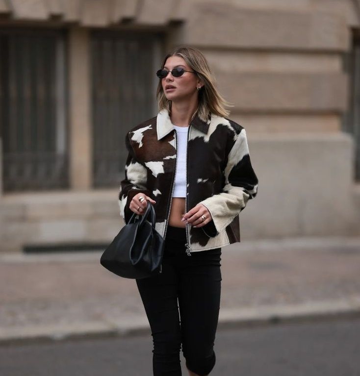 cow print-jacket-με-μαύρο-παντελόνι-ιδέες-