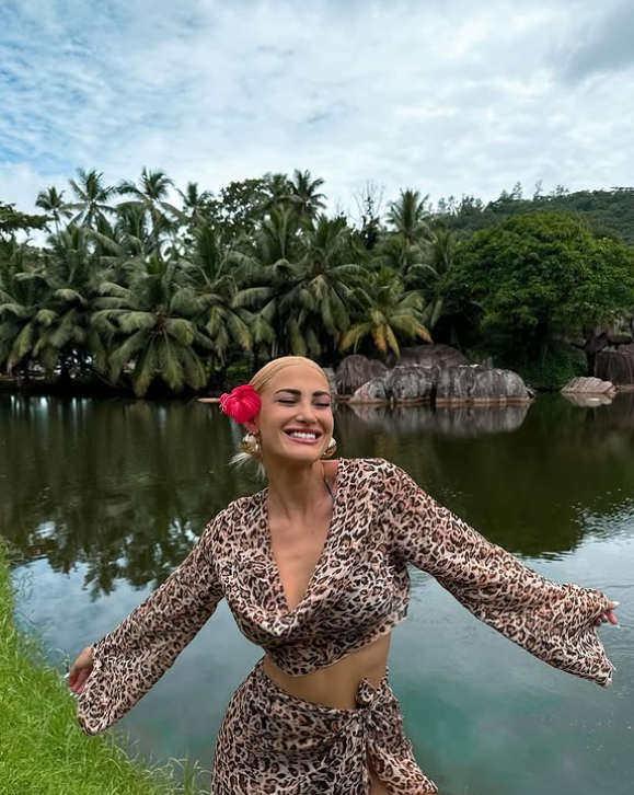 Ιωάννα Τούνη-γαλλικό μανικιούρ- Ιωάννα Τούνη-γαλλικό μανικιούρ-