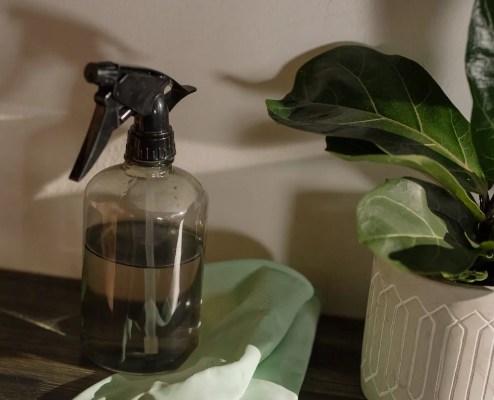 καθαριστικό-σπρέι-με-1 υλικό-για-υφάσματα-DIY-