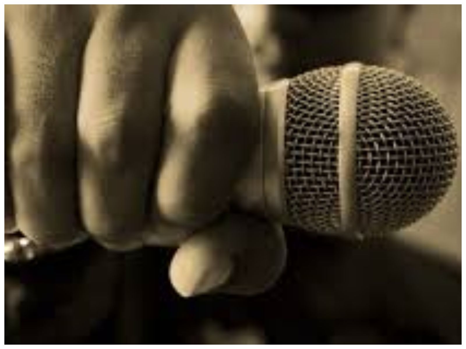 Γνωστός τράπερ αναζητείται από τις αρχές έπειτα από καταγγελία της συντρόφου του για ενδοοικογενειακή βία