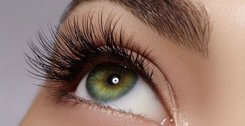 Το επαγγελματικό κόλπο με 1 μόνο υλικό που θα κάνει τις βλεφαρίδες σας πιο “πλούσιες” και πυκνές