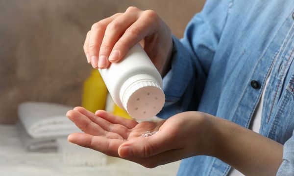 Το επαγγελματικό κόλπο με 1 μόνο υλικό που θα κάνει τις βλεφαρίδες σας πιο “πλούσιες” και πυκνές