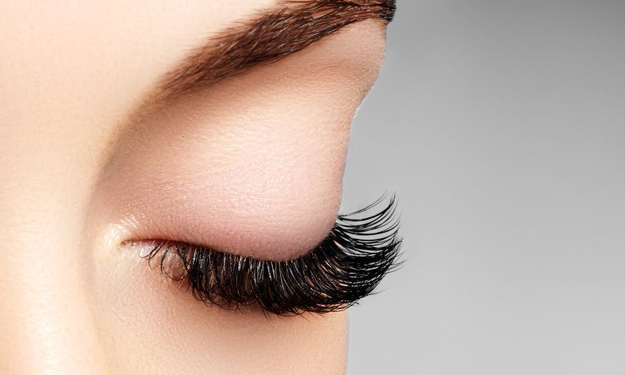 Το επαγγελματικό κόλπο με 1 μόνο υλικό που θα κάνει τις βλεφαρίδες σας πιο “πλούσιες” και πυκνές