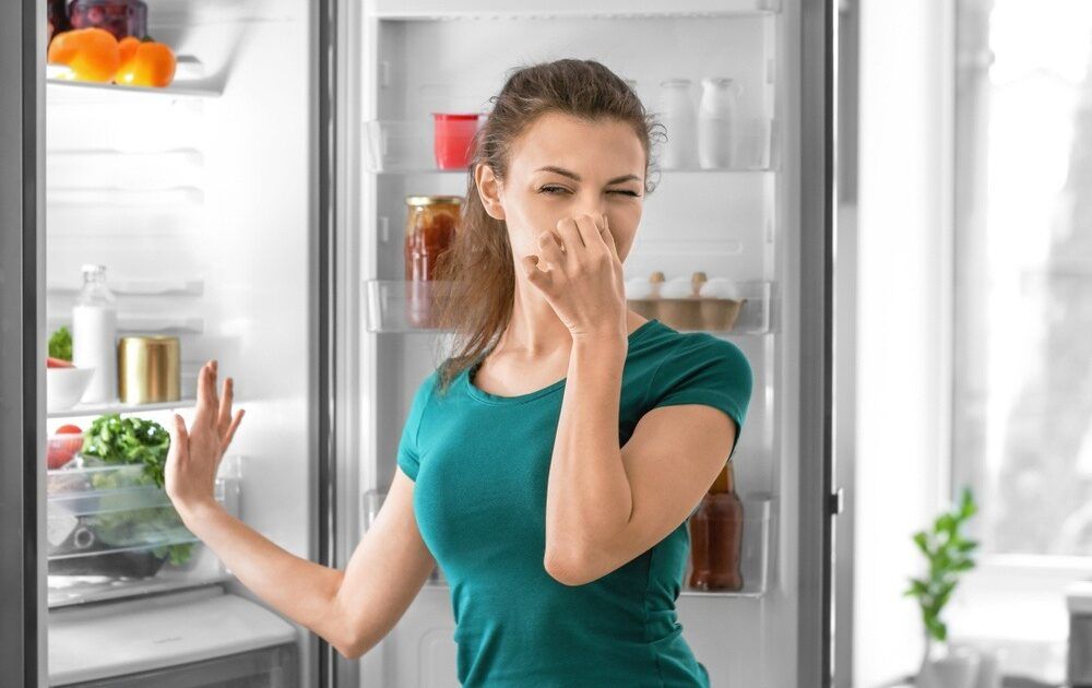 Αυτός είναι ο λόγος που πρέπει πάντα να βάζουμε ένα ποτήρι ξύδι στο ψυγείο