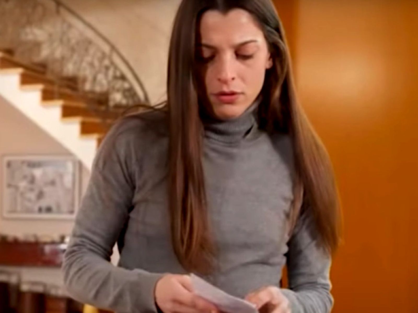 Η Γη της Ελιάς : Η ισμίνη φοβάται για τη ζωή της