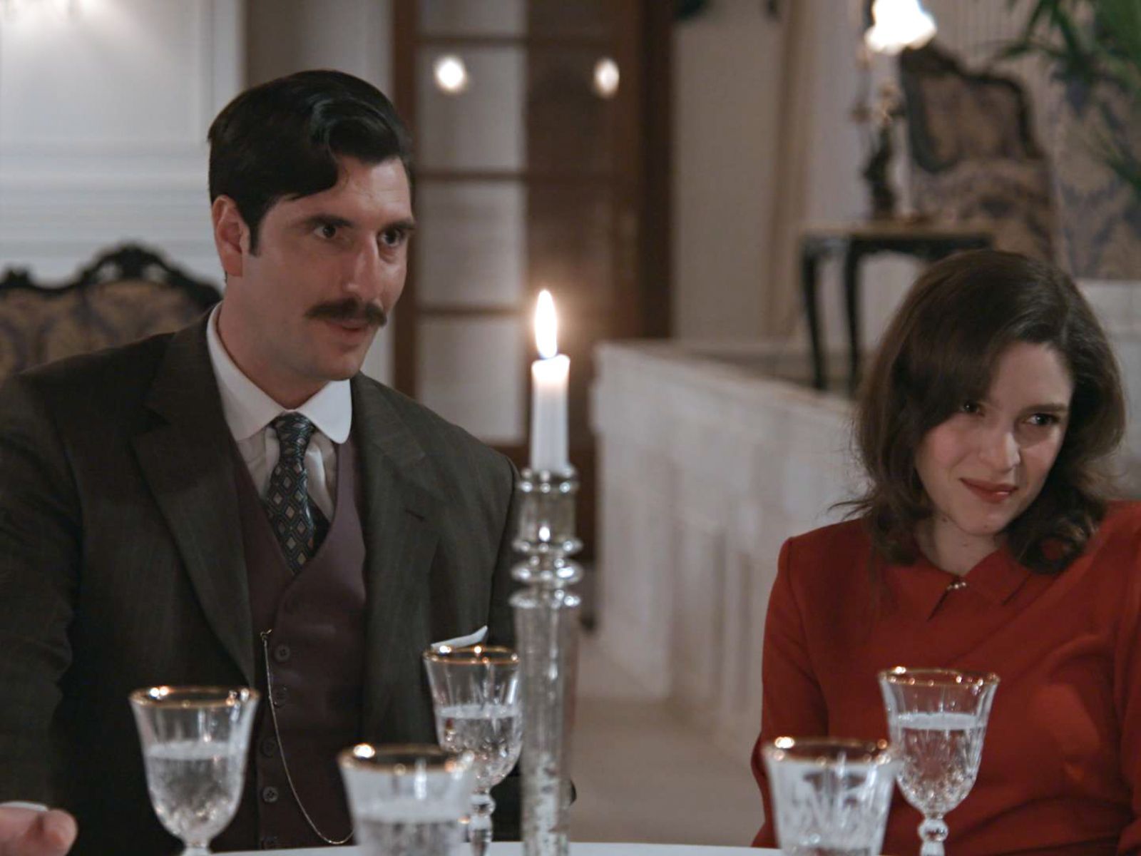 Grand Hotel: Το παραμιλητό του Ρήγα οδηγεί την Αλίκη στην αλήθεια