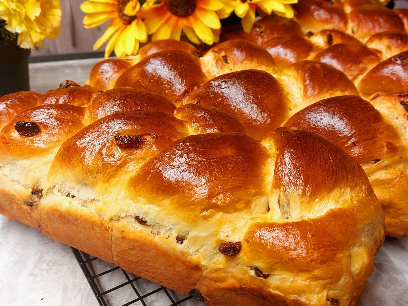 Εύκολα-σταφιδόψωμα-σαν τσουρεκάκια-συνταγή-