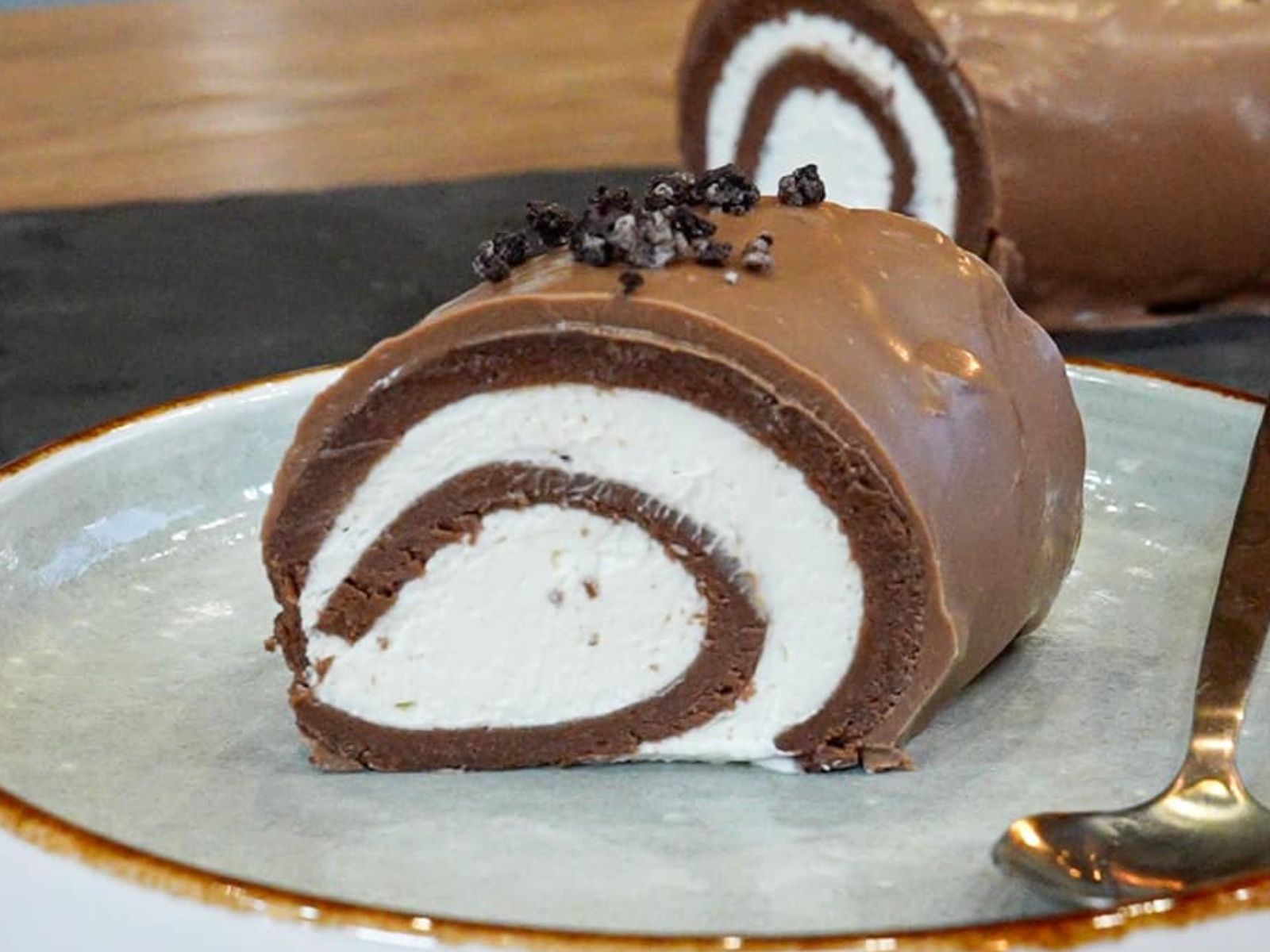 Κορμός-σοκολάτας-με παντεσπάνι-που-δε λυγίζει-και-δεν σπάει-συνταγή-