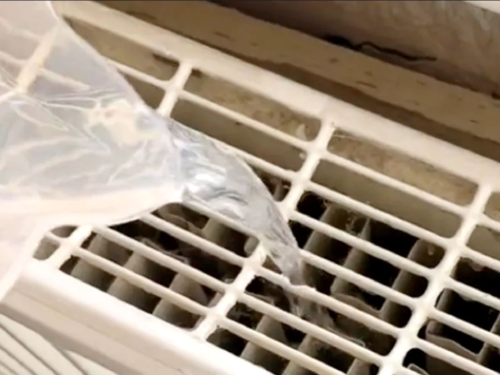 Αυτός είναι ο λόγος που δεν ζεσταίνει το καλοριφέρ σας- 1 ποτήρι νερό θα σας λύσει τα χέρια