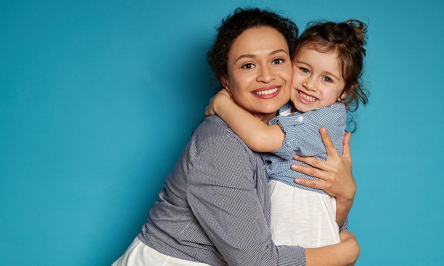 μαμά-αγκαλιά-με-την-κόρη-της- μαμά-αγκαλιά-με-την-κόρη-της-