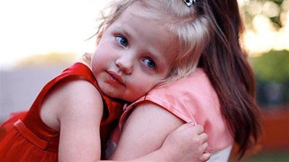 μαμά-αγκαλιά-με-την-κόρη-της-