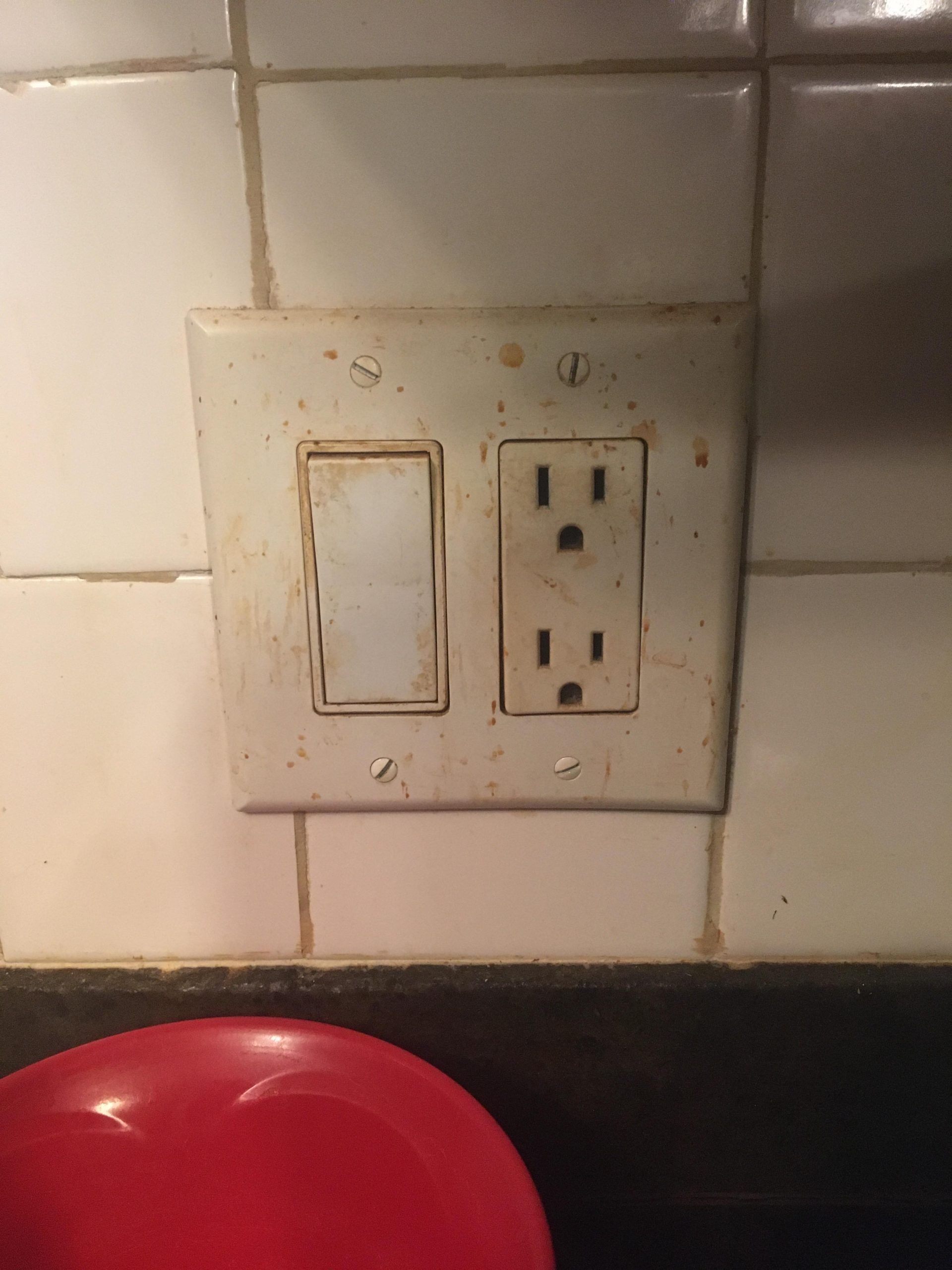 Λίπη-και-βρωμιά-στους-διακόπτες-και-τις-πρίζες-καθαρίστε-τα-στο-λεπτό Λίπη-και-βρωμιά-στους-διακόπτες-και-τις-πρίζες-καθαρίστε-τα-στο-λεπτό