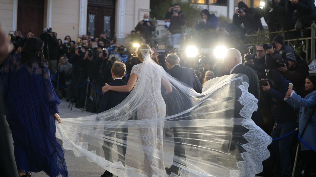 Γάμος Ντε Γκρες : Η απαστράπτουσα νύφη και η τιάρα της Άννα Μαρίας