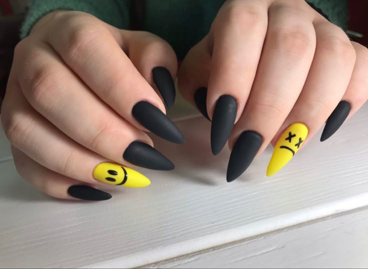 μαύρα-ματ-νύχια-με-κίτρινες φατσούλες-ιδέες-