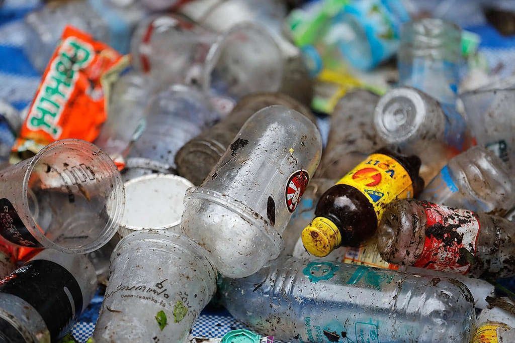 Πλαστική ρύπανση: “Πνίγονται” οι θάλασσες και οι ωκεανοί-Επιπτώσεις στην οικονομία και τον άνθρωπο