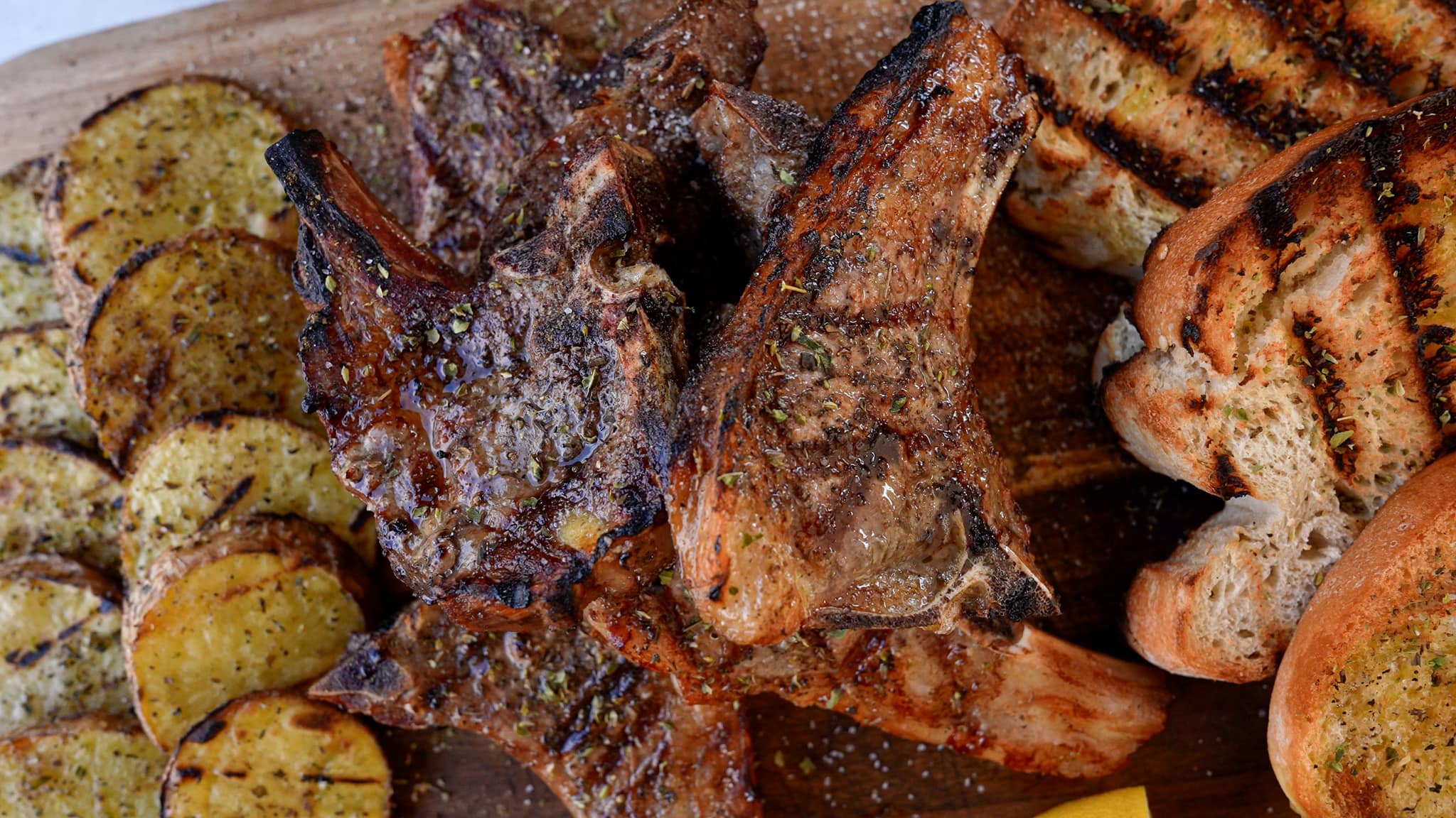 Αρνίσια παϊδάκια-στη σχάρα-με 5 υλικά-για την-Τσικνοπέμπτη-συνταγή-