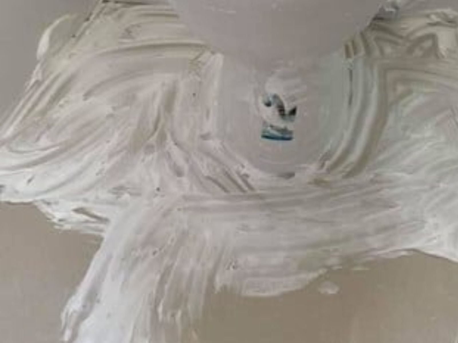 Aφρό-ξυρίσματος-στη-σκούπα-για-αφαίρεση-λεκέδων-από-το-πάτωμα Aφρό-ξυρίσματος-στη-σκούπα-για-αφαίρεση-λεκέδων-από-το-πάτωμα