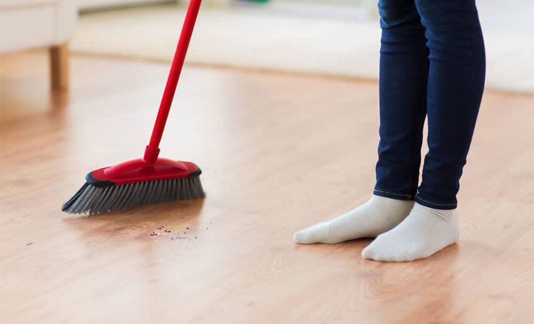 Aφρό-ξυρίσματος-στη-σκούπα-για-αφαίρεση-λεκέδων-από-το-πάτωμα Aφρό-ξυρίσματος-στη-σκούπα-για-αφαίρεση-λεκέδων-από-το-πάτωμα