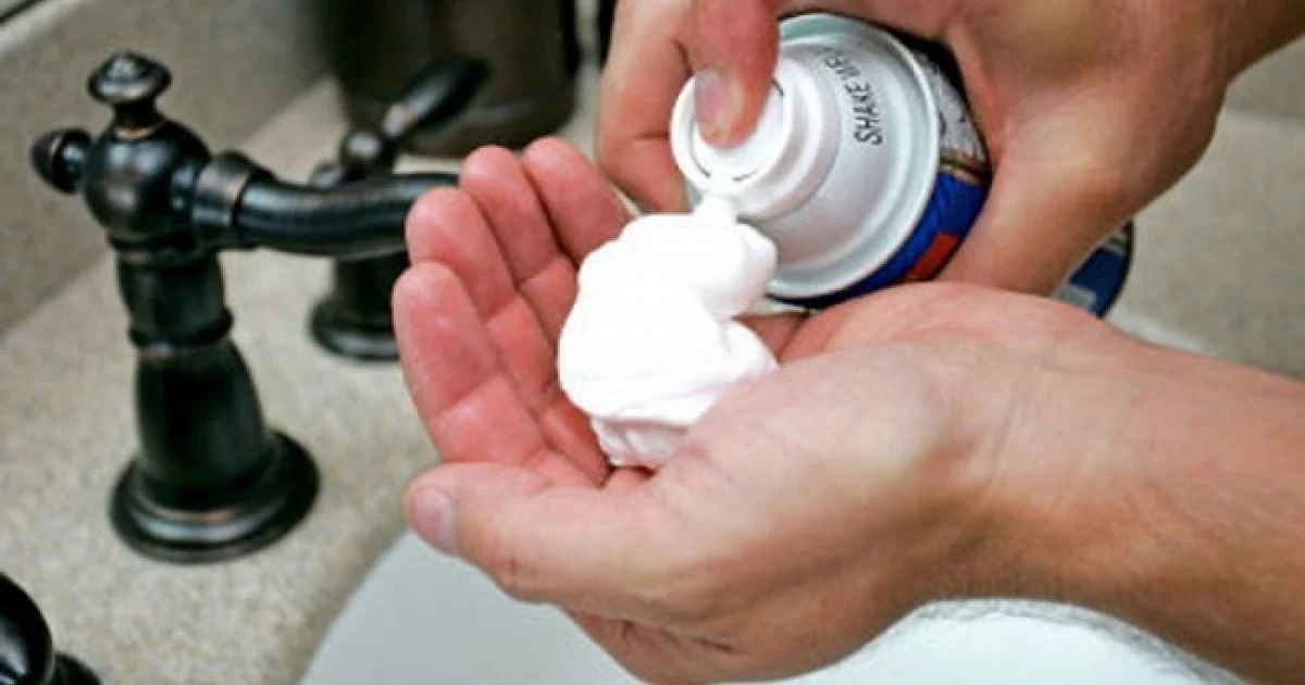 Aφρό-ξυρίσματος-στη-σκούπα-για-αφαίρεση-λεκέδων-από-το-πάτωμα Aφρό-ξυρίσματος-στη-σκούπα-για-αφαίρεση-λεκέδων-από-το-πάτωμα