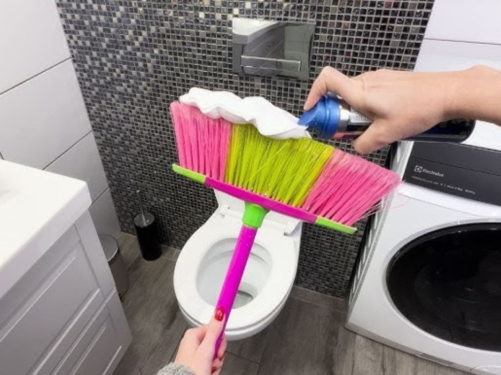 Ρίξτε αφρό ξυρίσματος στη σκούπα-Αφαιρεί στο λεπτό όλους του επίμονους λεκέδες από το πάτωμα