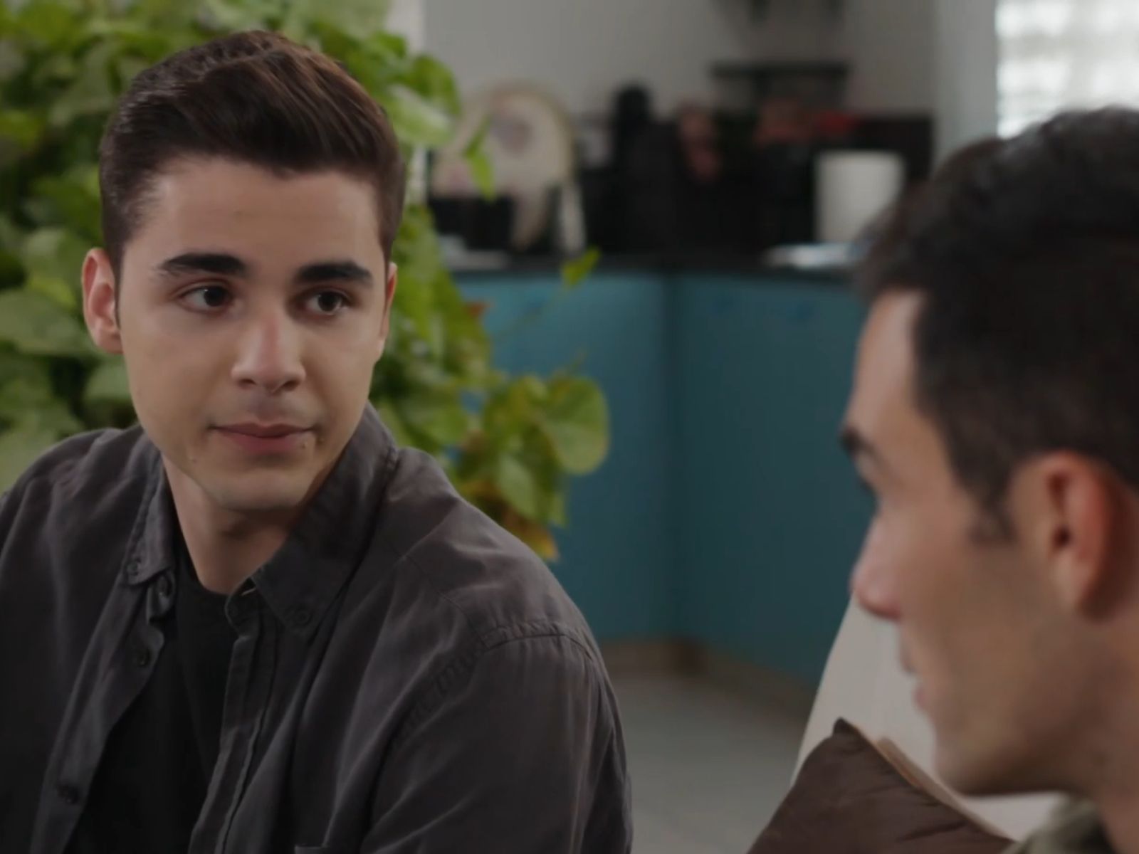 Η Γη της Ελιάς : O Παρασκευάς εξομολογείται το σκοτεινό οικογενειακό του παρελθόν