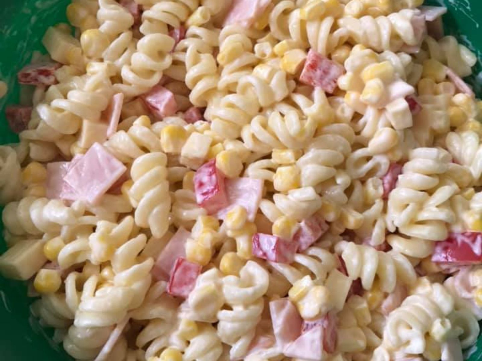 Μακαρονοσαλάτα-με βίδες-για το τραπέζι-της Τσικνοπέμπτης-συνταγή-