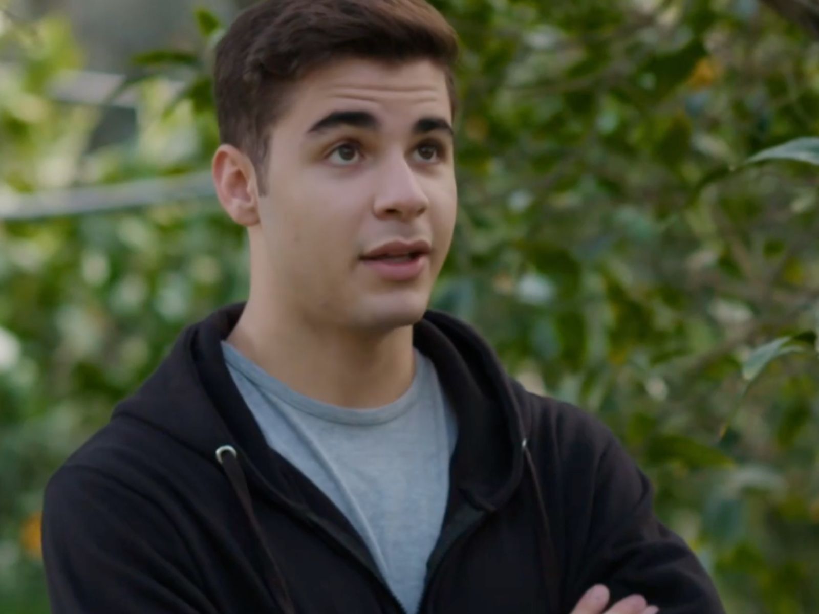 Η Γη της Ελιάς : Η Λίνα σοκάρεται μετά τις αποκαλύψεις του Παρασκευά και σκέφτεται να τον καταδώσει