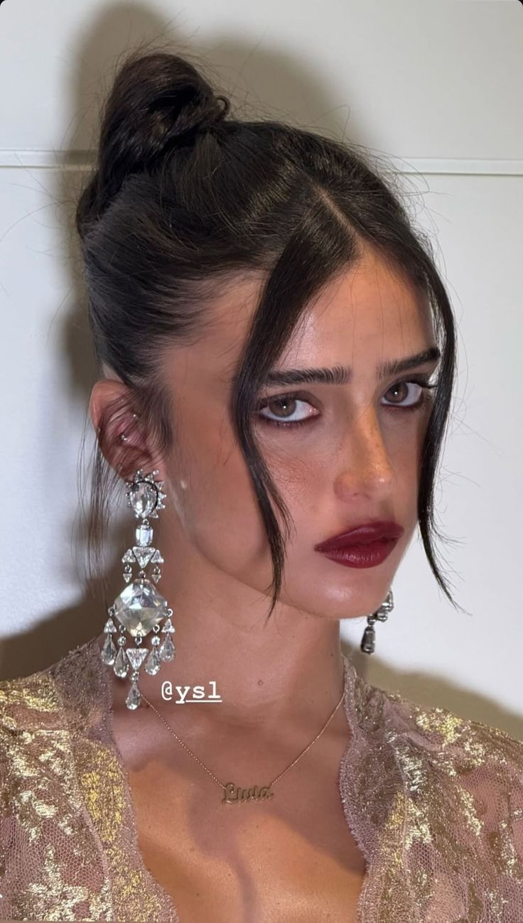 ρομαντικοί κότσοι-τάσεις-στα-χτενίσματα-κουρέματα-Άνοιξη-Καλοκαίρι 2025-ιδέες- ρομαντικοί κότσοι-τάσεις-στα-χτενίσματα-κουρέματα-Άνοιξη-Καλοκαίρι 2025-ιδέες-