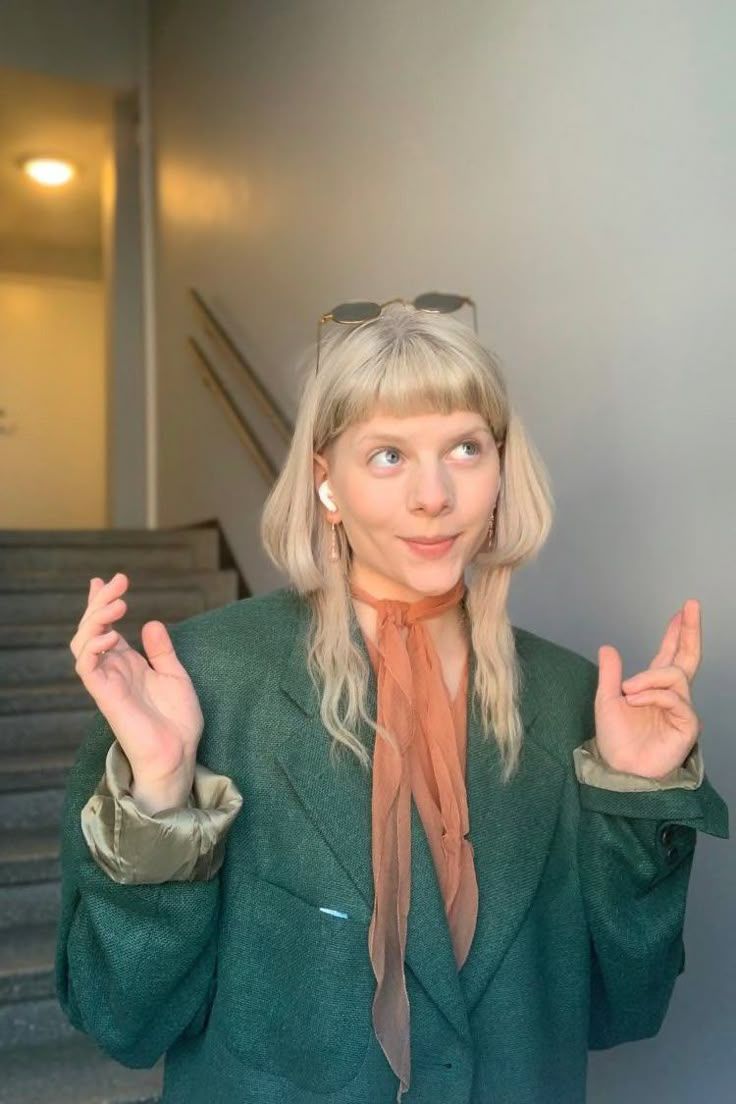 Jellyfish Haircut-τάσεις-στα-χτενίσματα-κουρέματα-Άνοιξη-Καλοκαίρι 2025-ιδέες- Jellyfish Haircut-τάσεις-στα-χτενίσματα-κουρέματα-Άνοιξη-Καλοκαίρι 2025-ιδέες-