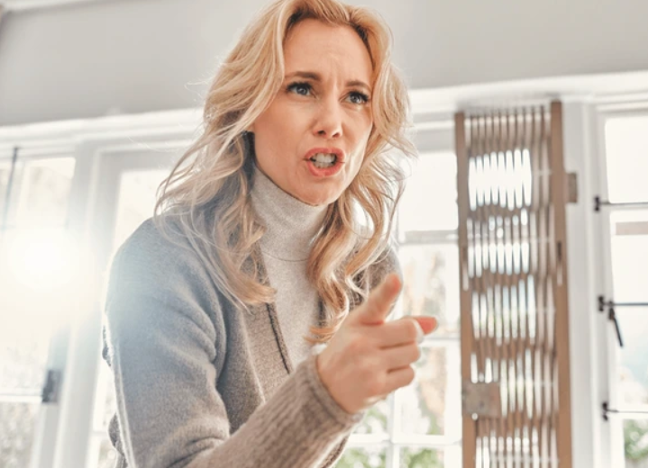 η-μητέρα-μου-είναι-50 χρονών-και-φλερτάρει-με-τον-30χρονο-γείτονα- η-μητέρα-μου-είναι-50 χρονών-και-φλερτάρει-με-τον-30χρονο-γείτονα-