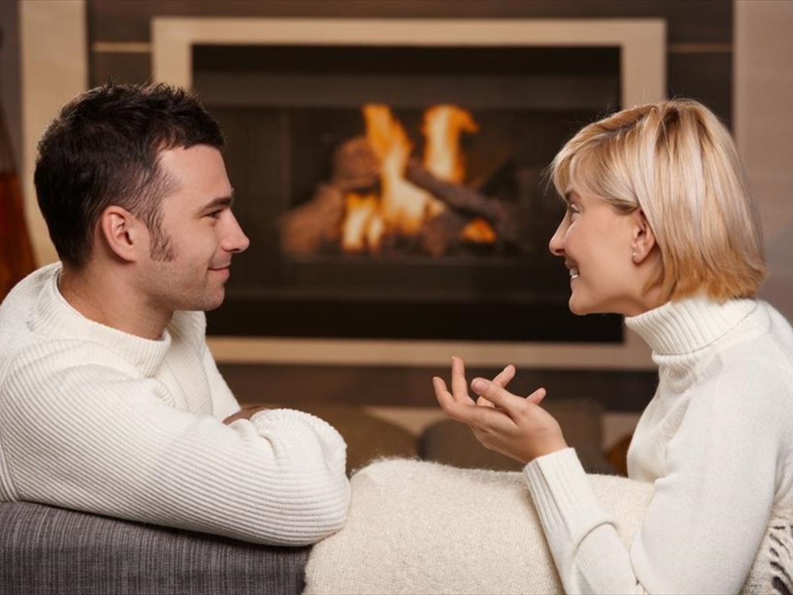 η-μητέρα-μου-είναι-50 χρονών-και-φλερτάρει-με-τον-30χρονο-γείτονα-