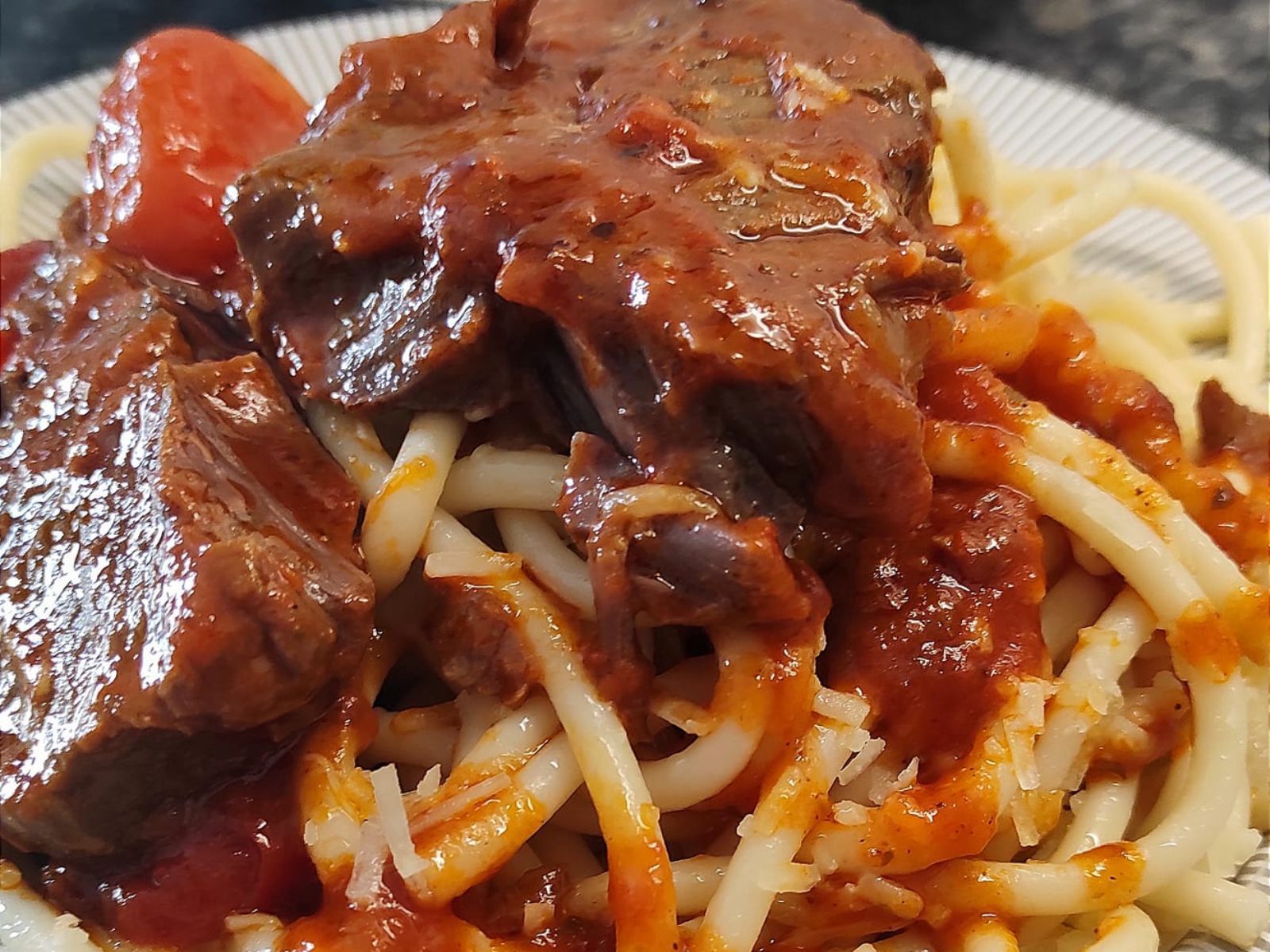 μοσχαράκι-κοκκινιστό-με-χοντρό μακαρόνι-συνταγή-