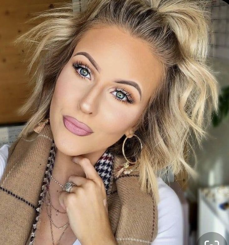 Χτενίσματα για να κρύψεις την μαύρη ρίζα και τις άσπρες τρίχες