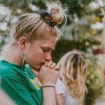 Η κόρη μου λέει πολλά ψέματα στις φίλες της για να την λυπούνται