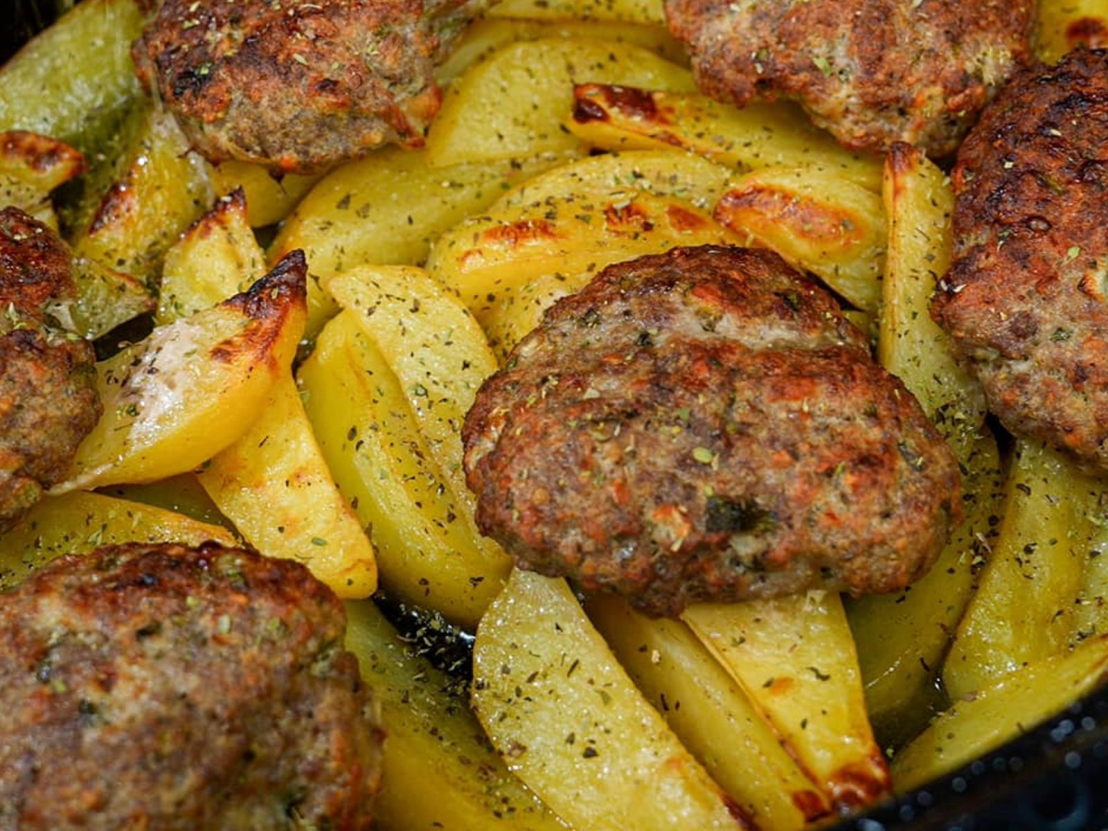 μπιφτέκια-με-πατάτες-στο-φούρνο-για-όλη-την-οικογένεια-συνταγή-