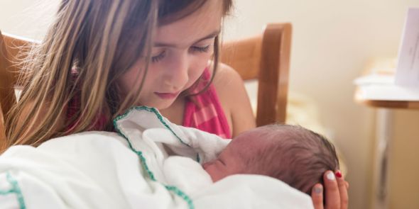 Όταν το παιδί “μεγαλώνει” γονείς- Οι σοβαρές επιπτώσεις στη ψυχική του υγεία