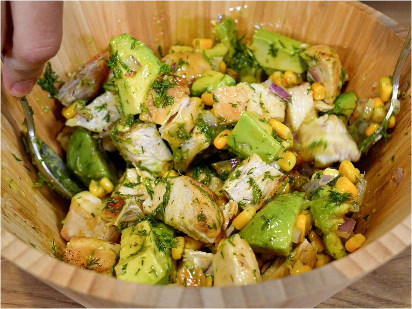 Θρεπτική-πολυσαλάτα-με κοτόπουλο-και αβοκάντο-συνταγή-