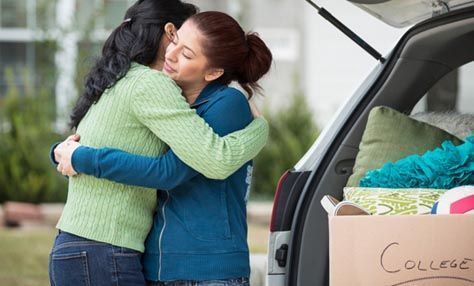 Το αίσθημα της μοναξιάς που νιώθουν οι γονείς όταν τα παιδιά φεύγουν φοιτητές