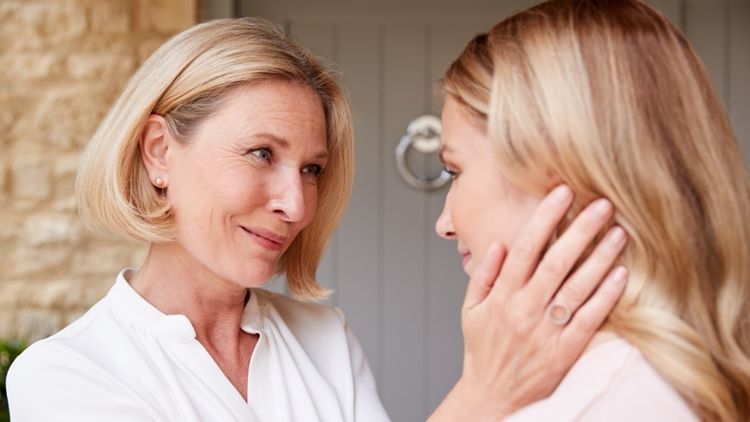 Το αίσθημα της μοναξιάς που νιώθουν οι γονείς όταν τα παιδιά φεύγουν φοιτητές