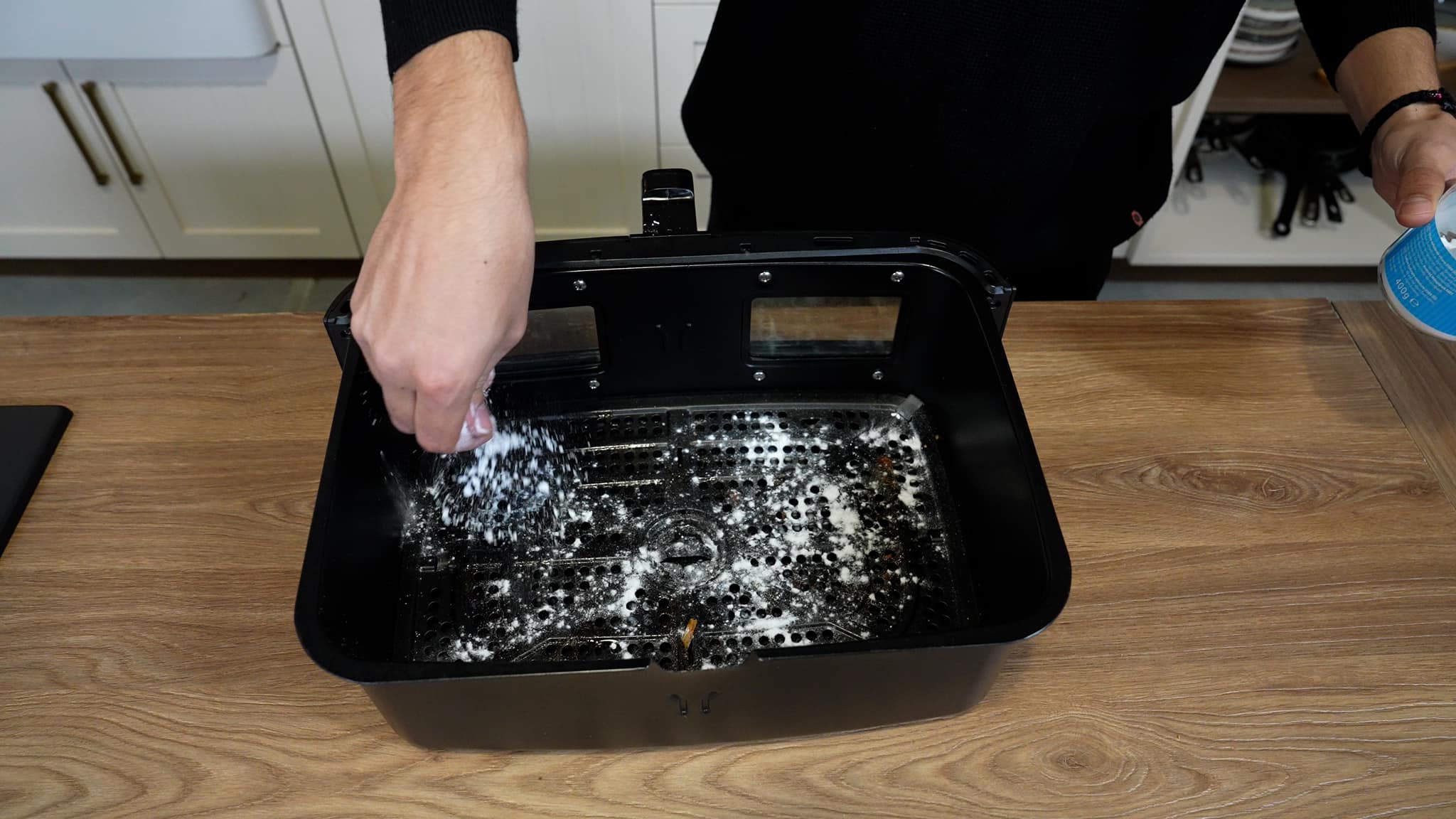 καθαριστικό-κόλπο-για-να-καθαρίσεις-το-airfryer-Δημήτρης Μιχαηλίδης-