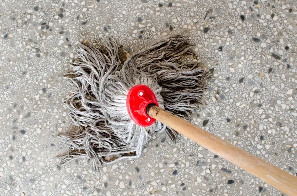 Βρωμιά και άσχημες μυρωδιές στη σφουγγαρίστρα- 1 κουταλιά αλάτι θα τη καθαρίσει στο λεπτό