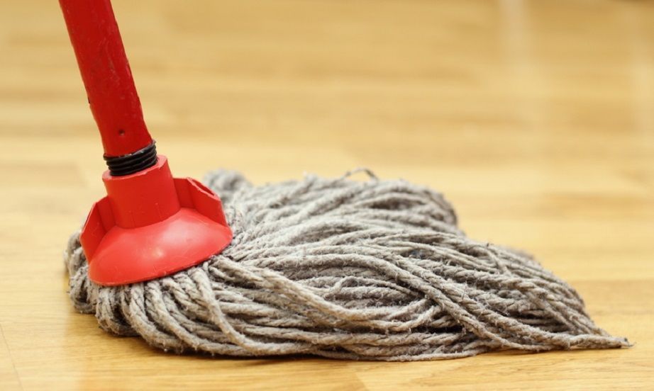 Βρωμιά και άσχημες μυρωδιές στη σφουγγαρίστρα- 1 κουταλιά αλάτι θα τη καθαρίσει στο λεπτό