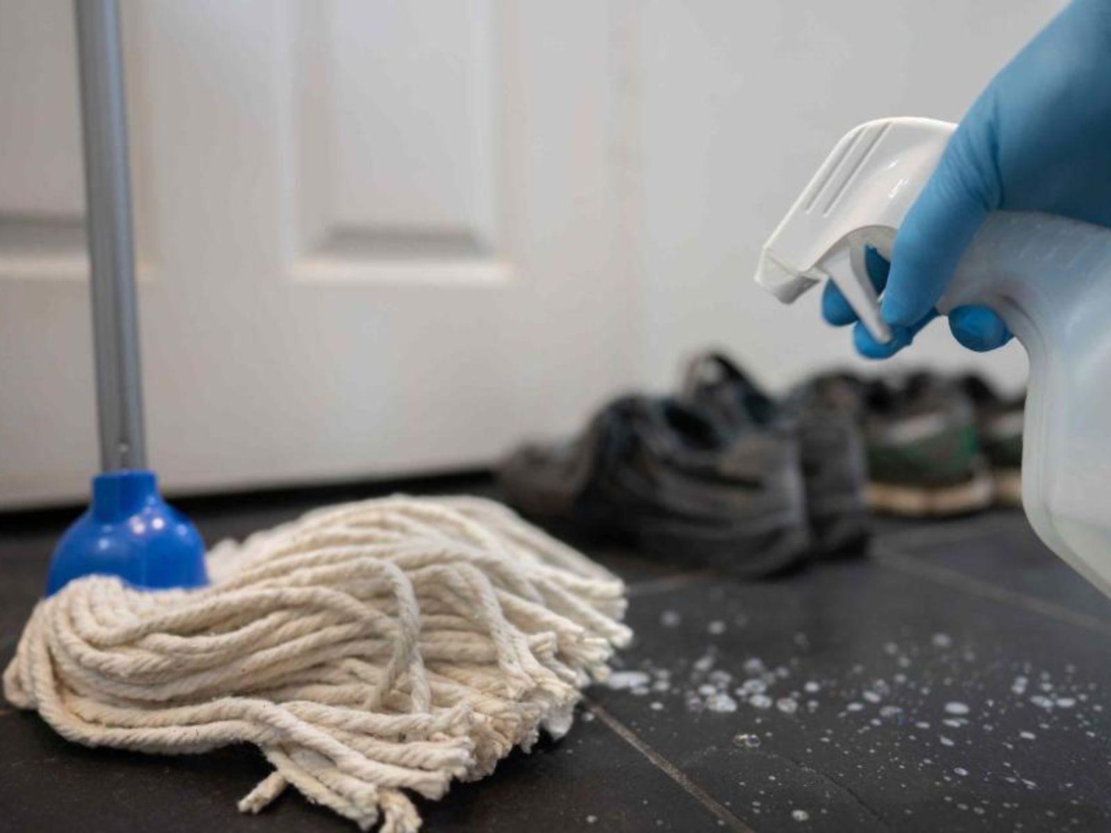 Βρωμιά και άσχημες μυρωδιές στη σφουγγαρίστρα- 1 κουταλιά αλάτι θα τη καθαρίσει στο λεπτό