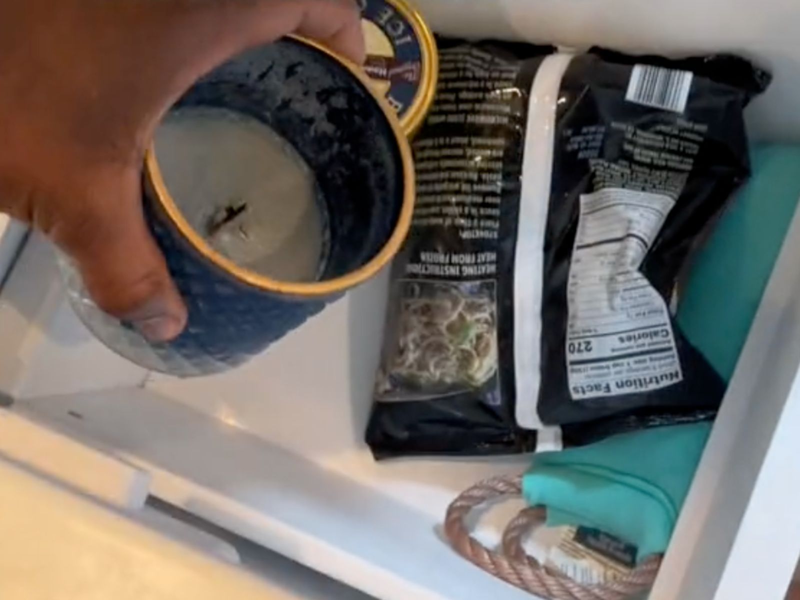 Γιατί πρέπει να βάλετε στη κατάψυξη ένα κερί σε γυάλινο βάζο