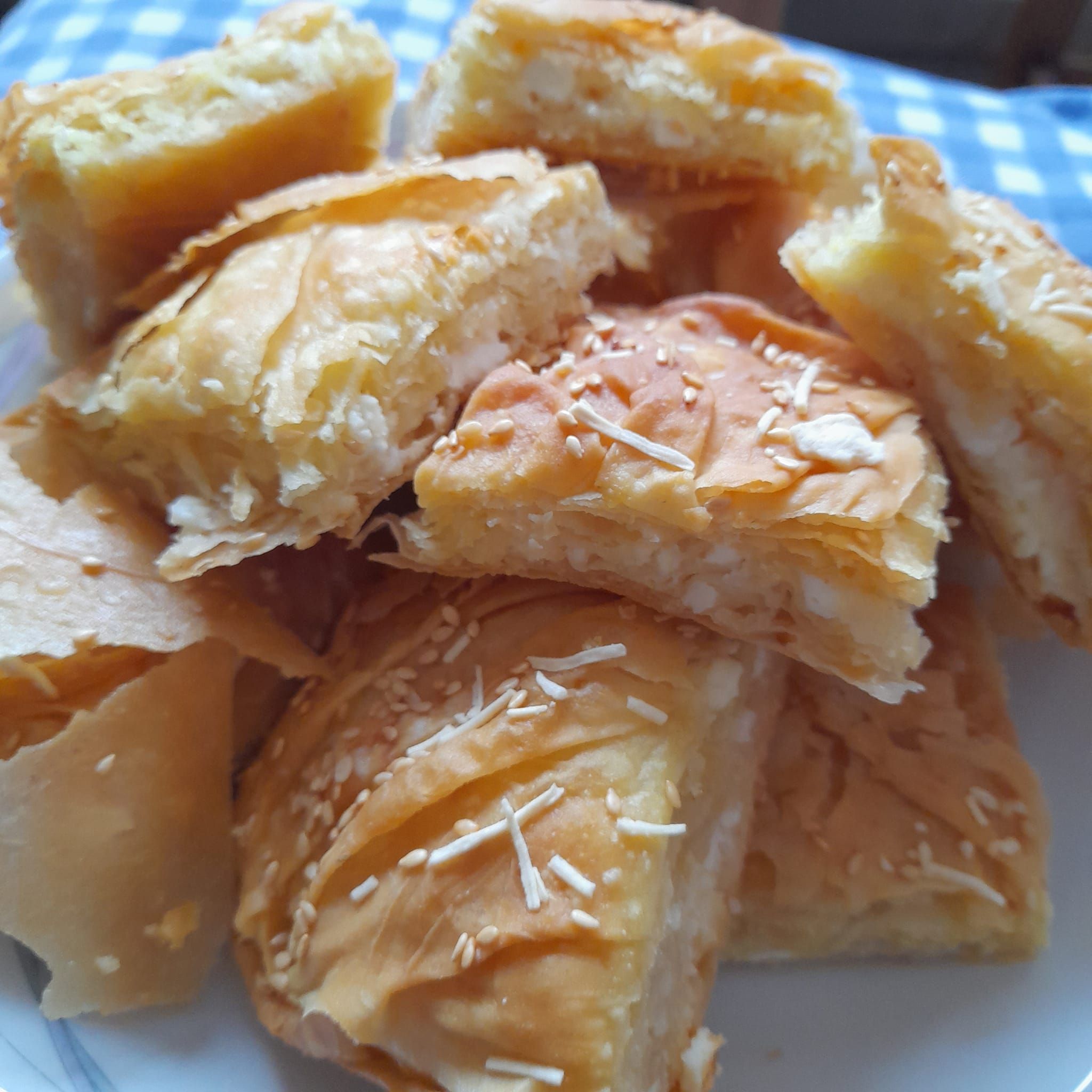 Τραγανή-σπιτική πίτα-με φέτα-για τη Τυρινή Εβδομάδα-συνταγή-