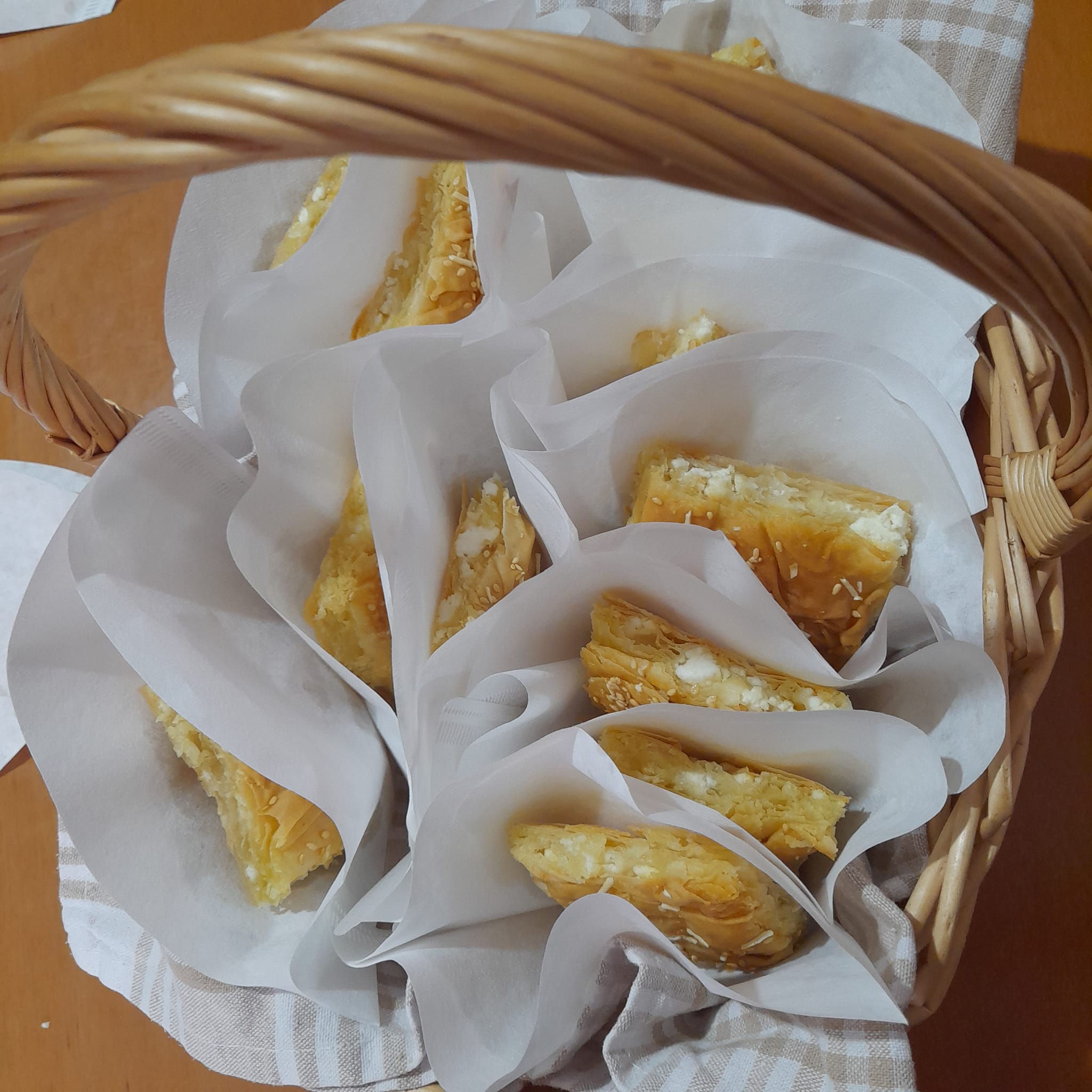 Τραγανή-σπιτική πίτα-με φέτα-για τη Τυρινή Εβδομάδα-συνταγή-