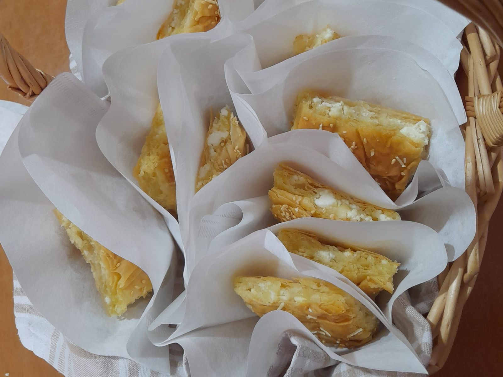 Τραγανή-σπιτική πίτα-με φέτα-για τη Τυρινή Εβδομάδα-συνταγή-