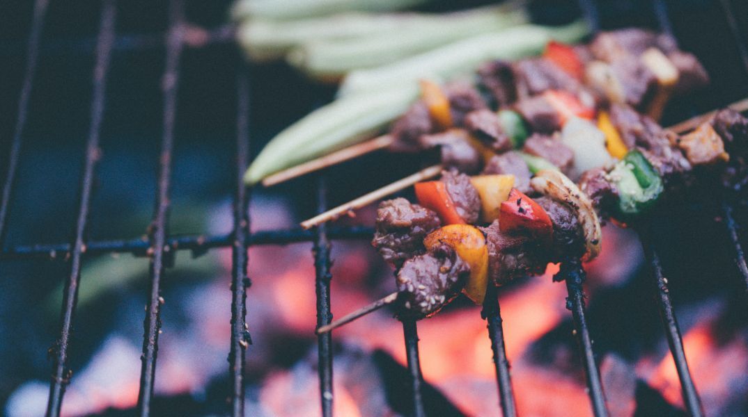 Τσικνοπέμπτη: Πως θα ανάψεις εύκολα τα κάρβουνα και όλα τα μυστικά για να ψήσεις τα κρέας σωστά